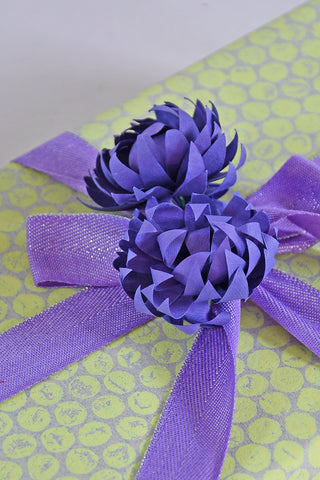 Festive Décor: Paper Flower Gift Topper l Rickshaw Recycle